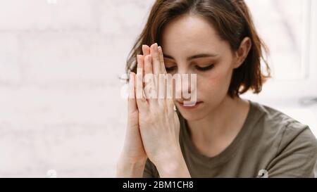 Die Hände der Frau beten zu gott. Frau beten für gott Segen zu wünschen haben ein besseres Leben. Um Vergebung zu bitten und an Güte glauben. Christliche Lebenskrise Gebet zu gott. Webbanner Stockfoto