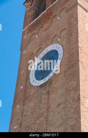 Detail des Uhrturms von S. Andrea in Chioggia, Italien. Stockfoto