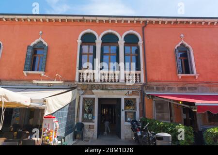 Chioggia, Italien - 04/21/2019: Palazzo del Granaio, typisches Gebäude entlang des Corso del Popolo in Chioggia. Stockfoto