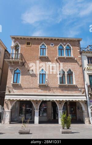 Chioggia, Italien - 04/21/2019: Typisches Gebäude am Corso del Popolo in Chioggia. Stockfoto