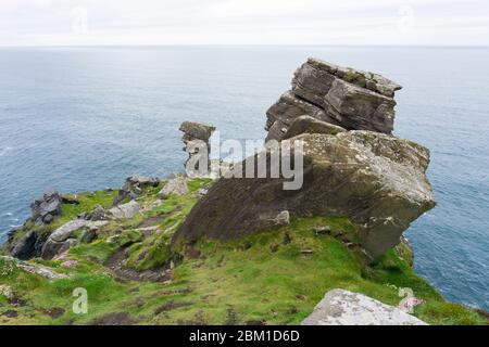 Spazieren Sie entlang der Küste der Cliffs of Moher in der Grafschaft Clare, Irland. Stockfoto