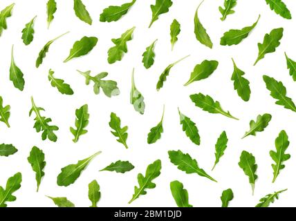 Muster von frischen Rucola oder Rucola Salat Blätter isoliert auf weißem Hintergrund. Draufsicht Stockfoto