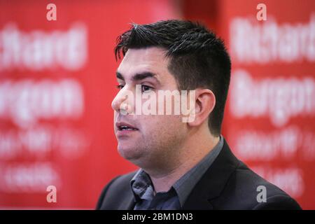 Der Leeds-Ostabgeordnete Richard Burgon beim Start seiner Kampagne, bei einer Kundgebung in Crossgates, Leeds, während der Parlamentswahlen 2017 wiedergewählt zu werden. Stockfoto