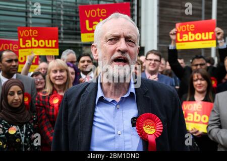 Labour-Chef Jeremy Corbyn besucht Sheffield in South Yorkshire, um Gill Furniss zu ihrem Sieg in Sheffield Brightside und Hillsborou zu gratulieren Stockfoto