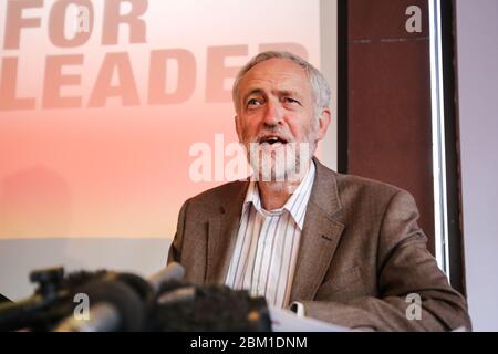 Das Bild zeigt den Labour-Kandidaten Jeremy Corbyn, der sich bei seiner politischen Einführung in den Carriageworks in Leeds, W, an Labour-Mitglieder und -Unterstützer wendet Stockfoto