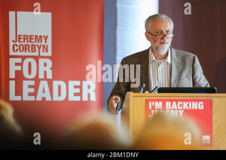 Das Bild zeigt den Labour-Kandidaten Jeremy Corbyn, der sich bei seiner politischen Einführung in den Carriageworks in Leeds, W, an Labour-Mitglieder und -Unterstützer wendet Stockfoto