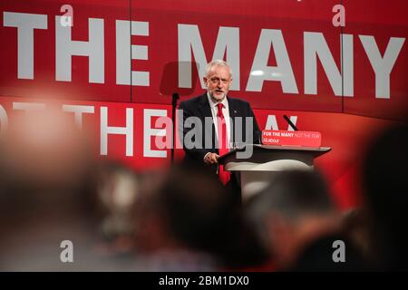 Labour-Chef Jeremy Corbyn wendet sich bei einer Kundgebung in Manchester an Unterstützer und Medien, um ihre Kampagne für die Parlamentswahlen 2017 zu starten. Stockfoto