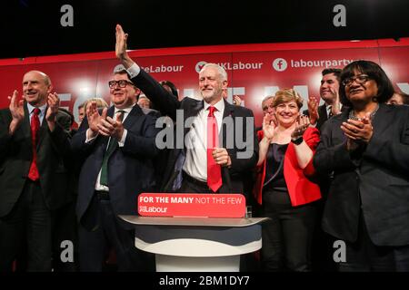 Labour-Chef Jeremy Corbyn (Mitte), zusammen mit Mitgliedern seines Schattenkabinetts, um sich bei einer Kundgebung in Manchester an Unterstützer und Medien zu wenden, um die Veranstaltung zu starten Stockfoto