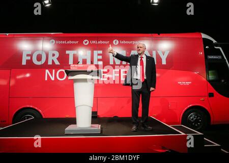 Labour-Chef Jeremy Corbyn wendet sich bei einer Kundgebung in Manchester an Unterstützer und Medien, um ihre Kampagne für die Parlamentswahlen 2017 zu starten. Stockfoto