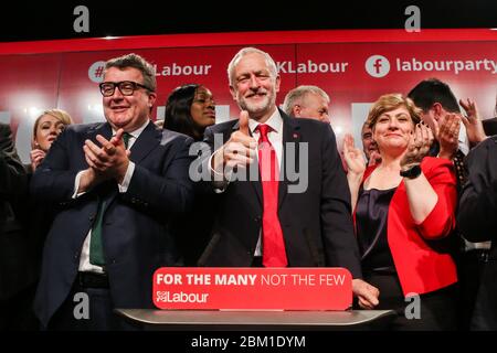 Labour Leader Jeremy Corbyn (Mitte), der stellvertretende Führer Tom Watson und die Schatten-Außenministerin Emily Thornberry sprechen bei A ral an Unterstützer und Medien Stockfoto