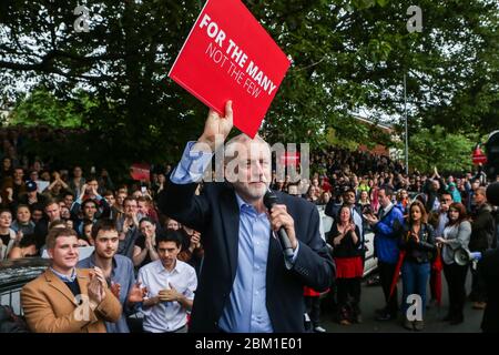 15/05/2017. Leeds, Großbritannien. Tausende von Menschen stehen im Regen in Leeds, um dem Labour-Vorsitzenden Jeremy Corbyn im Brudenell Social Club duri zuzuhören Stockfoto