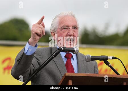 Der langjährige Labour-Abgeordnete für Bolsover Dennis Skinner spricht bei der Durham Miners' Gala in der Grafschaft Durham, Großbritannien, an Unterstützer Stockfoto