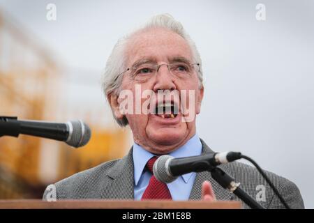 Der langjährige Labour-Abgeordnete für Bolsover Dennis Skinner spricht bei der Durham Miners' Gala in der Grafschaft Durham, Großbritannien, an Unterstützer Stockfoto