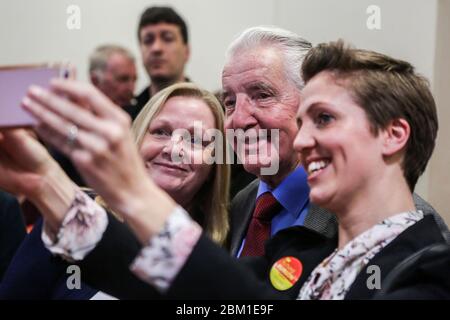 Veteran Labour MP für Bolsover Dennis Skinner beim Start der Kampagne des Leeds East MP Richard Burgon, bei einer Kundgebung in Crossgates, Lee, wiedergewählt zu werden Stockfoto