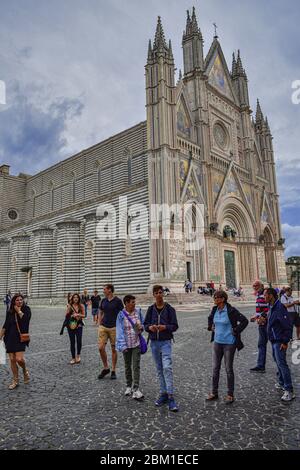 Orvieto, Umbrien/Italien; September 11 2017: Kathedrale von Orvieto, Mariä Himmelfahrt, mit Menschen, die herumlaufen und fotografieren Stockfoto