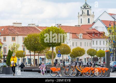 Nachhaltiger Verkehr. Reihe von Fahrrädern in der Altstadt geparkt, Stadt Fahrräder mieten Parkplatz, öffentliche Fahrrad-Sharing-System, Fahrrad freundlich Stockfoto