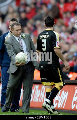 LONDON, GROSSBRITANNIEN. APRIL 06: L-R Simon Davey Manager von Barnsley übergibt Tony Capaldi von Cardiff City während des FA Cup Halbfinales 2 zwischen Barnsley A den Ball Stockfoto