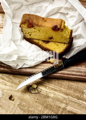 Maisbrot / Mittagessen Scheiben mit Kirschen Lebensmittel Stillleben Stockfoto