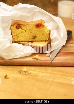 Maisbrot / Mittagessen Scheiben mit Kirschen Lebensmittel Stillleben Stockfoto