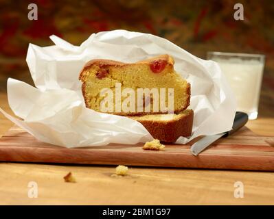 Maisbrot / Mittagessen Scheiben mit Kirschen Lebensmittel Stillleben Stockfoto