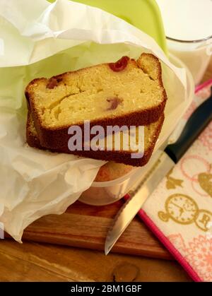 Maisbrot / Mittagessen Scheiben mit Kirschen Lebensmittel Stillleben Stockfoto