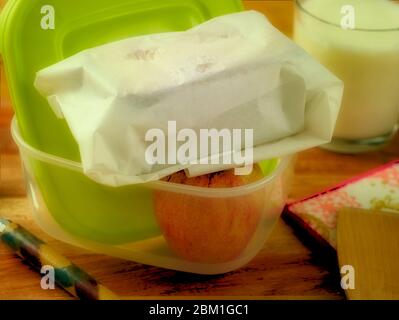 Maisbrot / Mittagessen Scheiben mit Kirschen Lebensmittel Stillleben Stockfoto