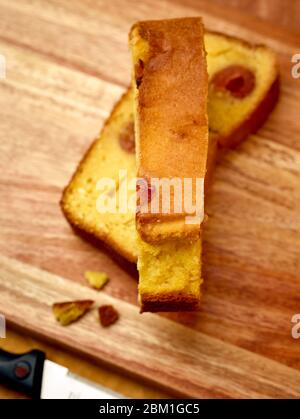 Maisbrot / Mittagessen Scheiben mit Kirschen Lebensmittel Stillleben Stockfoto