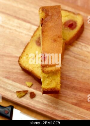 Maisbrot / Mittagessen Scheiben mit Kirschen Lebensmittel Stillleben Stockfoto