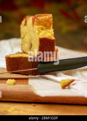 Maisbrot / Mittagessen Scheiben mit Kirschen Lebensmittel Stillleben Stockfoto