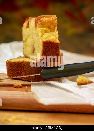 Maisbrot / Mittagessen Scheiben mit Kirschen Lebensmittel Stillleben Stockfoto