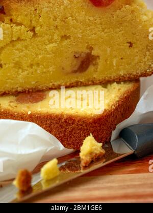 Maisbrot / Mittagessen Scheiben mit Kirschen Lebensmittel Stillleben Stockfoto