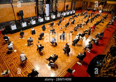 Hamburg, Deutschland. Mai 2020. Die Mitglieder des Hamburger parlaments treffen sich im Kaisersaal des Rathauses. Quelle: Axel Heimken/dpa/Alamy Live News Stockfoto