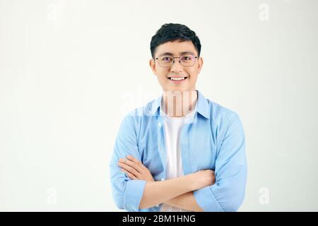 Attraktive schöne lächelnde positive Nerd Mann. Nahaufnahme Porträt asiatische Mann trägt Brille isoliert auf weißem Hintergrund. Stockfoto
