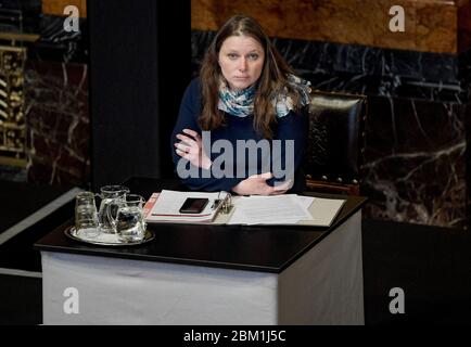 Hamburg, Deutschland. Mai 2020. Melanie Leonhard (SPD), Hamburgs Senatorin für Soziales, kreuzte während der Sitzung des Hamburger Landtags ihre Arme an ihrem Schreibtisch. Quelle: Axel Heimken/dpa/Alamy Live News Stockfoto