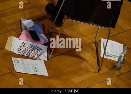 Hamburg, Deutschland. Mai 2020. Ein Mitglied des Hamburger Landtags hat seine Dokumente und einen Sitzplan der Teilnehmer neben seinem Stuhl auf das Stockwerk gestellt. Quelle: Axel Heimken/dpa/Alamy Live News Stockfoto