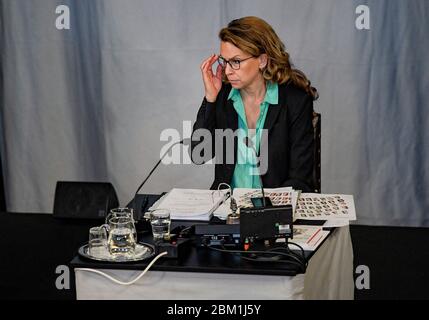 Hamburg, Deutschland. Mai 2020. Carola Veit (SPD), Präsidentin des Hamburger Landtags, greift während der Sitzung ihre Brille an ihren Schreibtisch. Quelle: Axel Heimken/dpa/Alamy Live News Stockfoto