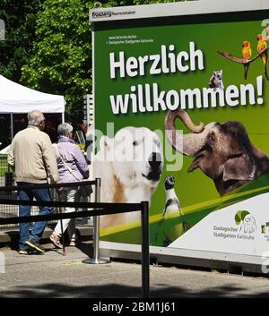 Karlsruhe, Deutschland. Mai 2020. Die Menschen gehen in den Zoo Karlsruhe, der wiedereröffnet wurde. Der Zoo war wegen der Koronakrise fast acht Wochen lang geschlossen. Die Besucherzahl ist derzeit auf 2000 Personen begrenzt, die gleichzeitig im Zoo und im Stadtgarten sein dürfen. Nur Inhaber einer Dauerkarte haben Zugang nach einer Reservierung im Online-Shop. Quelle: Uli Deck/dpa/Alamy Live News Stockfoto