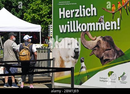 Karlsruhe, Deutschland. Mai 2020. Die Menschen gehen in den Zoo Karlsruhe, der wiedereröffnet wurde. Der Zoo war wegen der Koronakrise fast acht Wochen lang geschlossen. Die Besucherzahl ist derzeit auf 2000 Personen begrenzt, die gleichzeitig im Zoo und im Stadtgarten sein dürfen. Nur Inhaber einer Dauerkarte haben Zugang nach einer Reservierung im Online-Shop. Quelle: Uli Deck/dpa/Alamy Live News Stockfoto