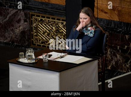 Hamburg, Deutschland. Mai 2020. Melanie Leonhard (SPD), Hamburgs Senatorin für Soziales, hält während der Sitzung des Hamburger Landtags ihre Hand über ihren Schreibtisch. Quelle: Axel Heimken/dpa/Alamy Live News Stockfoto