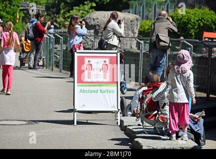 Karlsruhe, Deutschland. Mai 2020. Besucher des neu eröffneten Zoos Karlsruhe stehen an einem Gehege. Der Zoo war wegen der Koronakrise fast acht Wochen lang geschlossen. Die Besucherzahl ist derzeit auf 2000 Personen begrenzt, die gleichzeitig im Zoo und im Stadtgarten sein dürfen. Nur Inhaber einer Dauerkarte haben Zugang nach einer Reservierung im Online-Shop. Quelle: Uli Deck/dpa/Alamy Live News Stockfoto