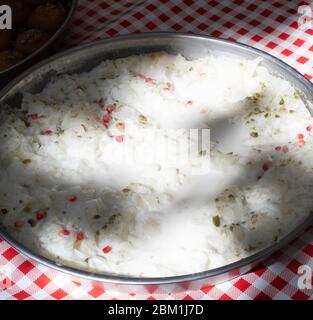 Gullac Blätter süß traditionelle türkische Dessert in einem Tablett während des Food Festival verkauft, Ramadan spezifische Leckerbissen mit Milch, Pistazien, Granatapfel, Co Stockfoto