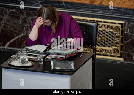 Hamburg, Deutschland. Mai 2020. Katharina Fegebank (Bündnis 90/DieGrünen), Hamburgs Wissenschaftssenatorin und zweite Bürgermeisterin, liest in ihren Dokumenten während der Sitzung des Hamburger Landtags. Quelle: Axel Heimken/dpa/Alamy Live News Stockfoto