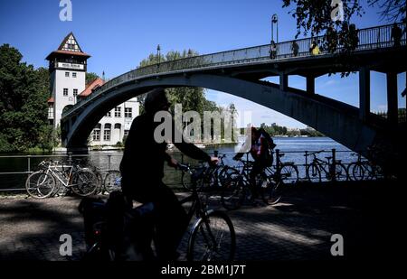 Berlin, Deutschland. Mai 2020. Radfahrer und Wanderer an der Abbey Bridge vor der Isle of Youth. Quelle: Britta Pedersen/dpa-Zentralbild/dpa/Alamy Live News Stockfoto