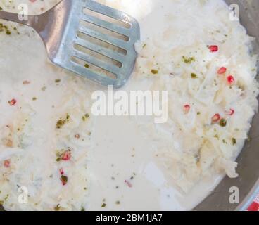 Gullac Blätter süß traditionelle türkische Dessert in einem Tablett während des Food Festival verkauft, Ramadan spezifische Leckerbissen mit Milch, Pistazien, Granatapfel, Co Stockfoto