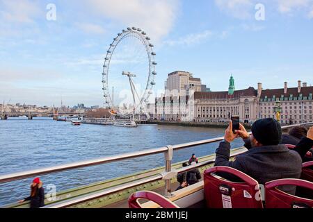 Das berühmte London Eye, vom Doppeldeckerbus aus gesehen Stockfoto