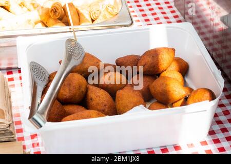 Içli Köfte (türkischer gefüllter Fleischball) während des Street Food Festivals. Stapel oder Stapel von Lamm oder Hackfleisch Hackfleisch Hackfleisch in Öl frittiert. Zähler oben DIS Stockfoto