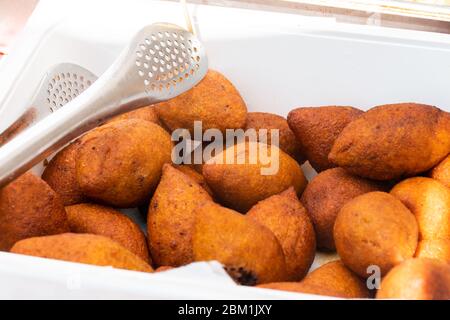 Içli Köfte (türkischer gefüllter Fleischball) während des Street Food Festivals. Stapel oder Stapel von Lamm oder Hackfleisch Hackfleisch Hackfleisch in Öl frittiert. Zähler oben DIS Stockfoto