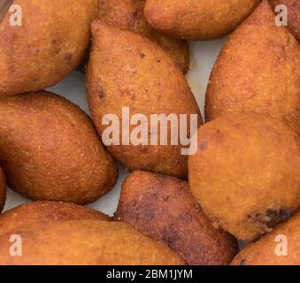 Içli Köfte (türkischer gefüllter Fleischball) während des Street Food Festivals. Stapel oder Stapel von Lamm oder Hackfleisch Hackfleisch Hackfleisch in Öl frittiert. Zähler oben DIS Stockfoto