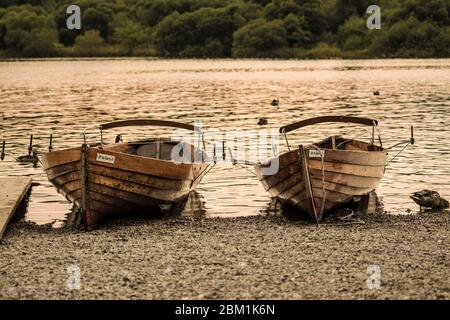 Zwei Ruderboote am Ufer des Derwent Water Stockfoto