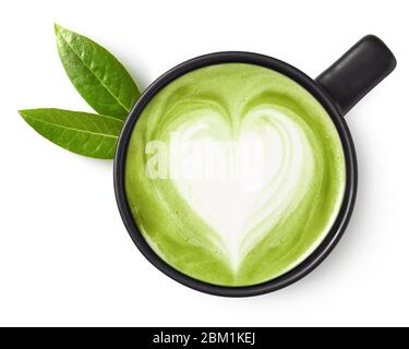 Tasse grüner Tee Matcha Latte mit herzförmiger Kunst isoliert auf weißem Hintergrund, Draufsicht Stockfoto